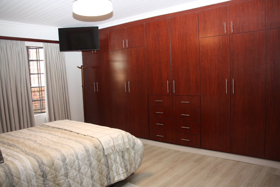 5 Bedroom Property for Sale in Langenhovenpark Free State